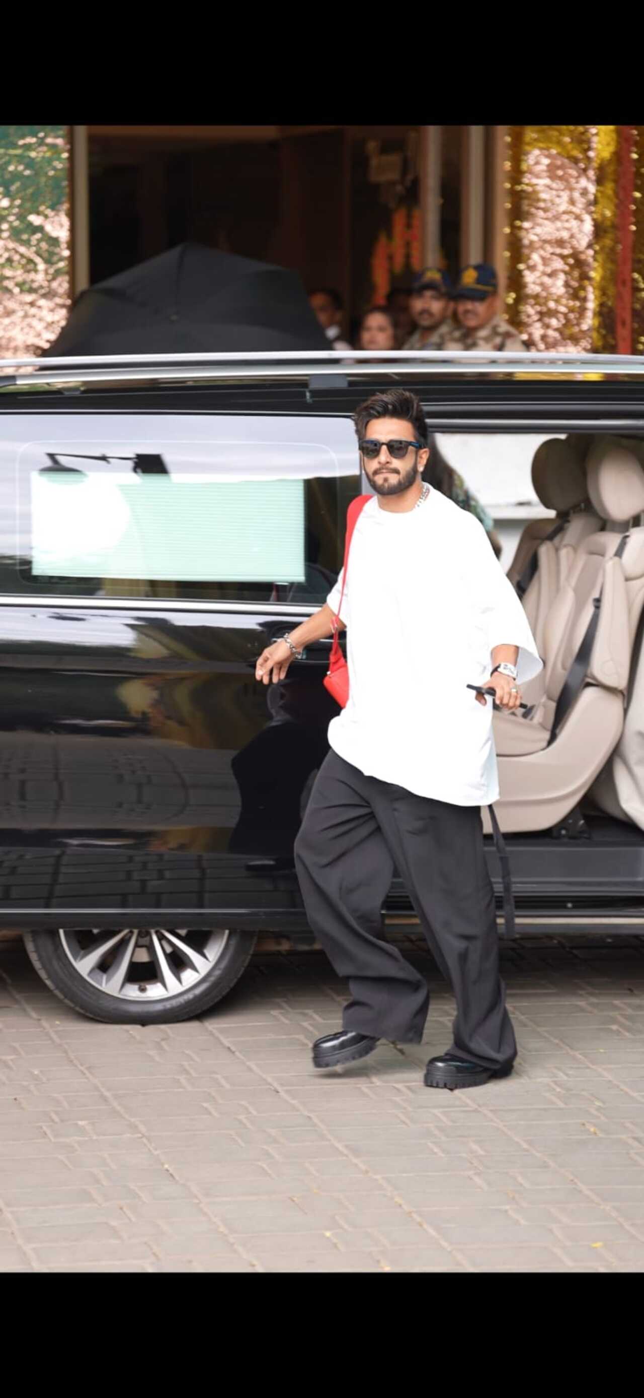 Ranveer Singh also accompanied Deepika at the Kalina airport as he waved at the paps after stepping out of the car.